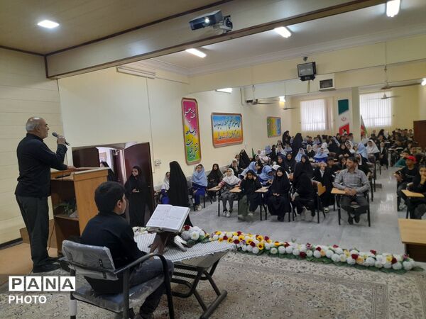  طنین فریاد استکبارستیزی دانش‌آموزان زاوه با اجرای سرود «باید برخاست»