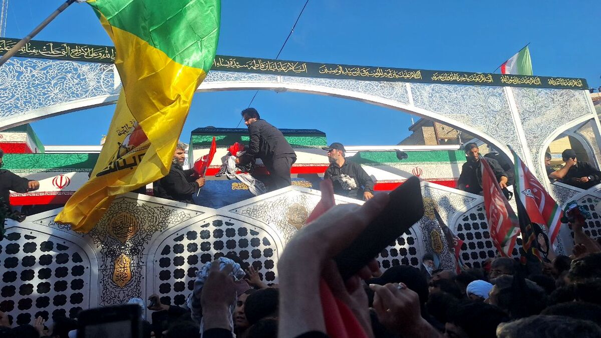 مشهد در سوگِ خورشید؛ وداعِ  در جوار امام رئوف با «رهبر شهید»