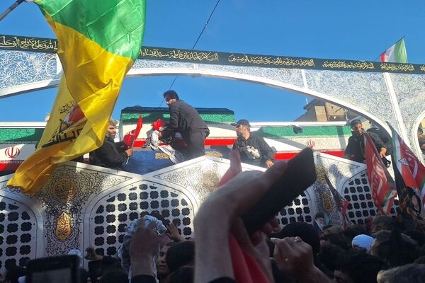 مشهد در سوگِ خورشید؛ وداعِ  در جوار امام رئوف با «رهبر شهید»