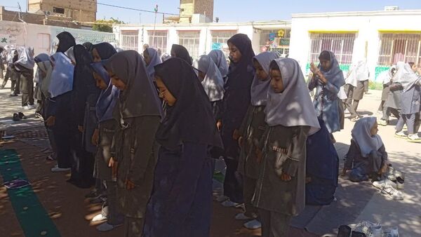 برپایی نماز جماعت  در دبستان شهید نجفی فدافن 
