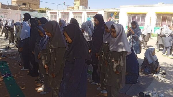 برپایی نماز جماعت  در دبستان شهید نجفی فدافن 