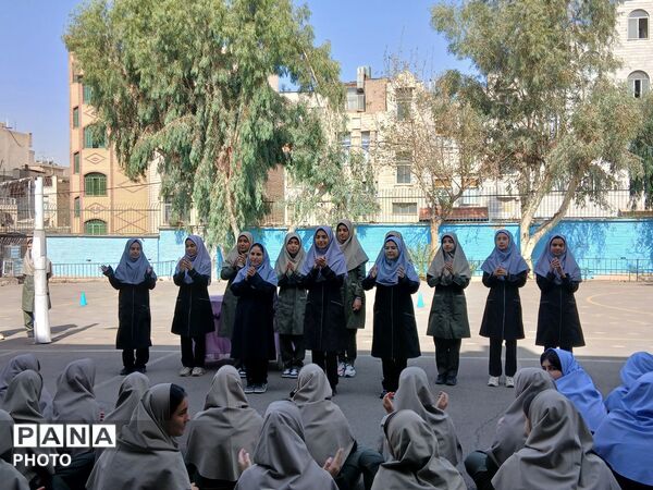 جشن همدلی در دبیرستان پونه رونقی منطقه ۱۵