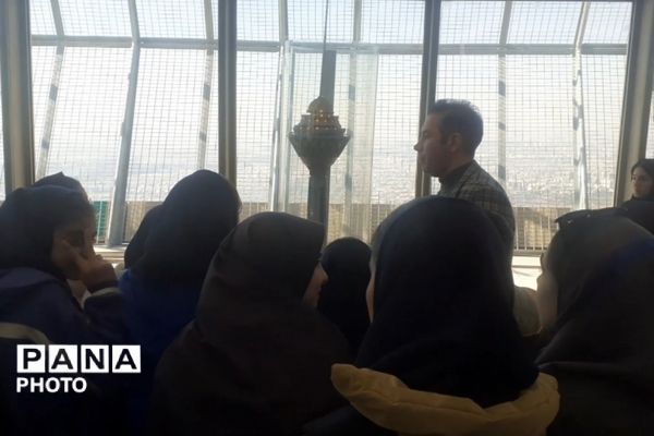 بازدید پرشور دختران دبیرستان قیام و بعثت‌۲ از بلندترین نماد پایتخت