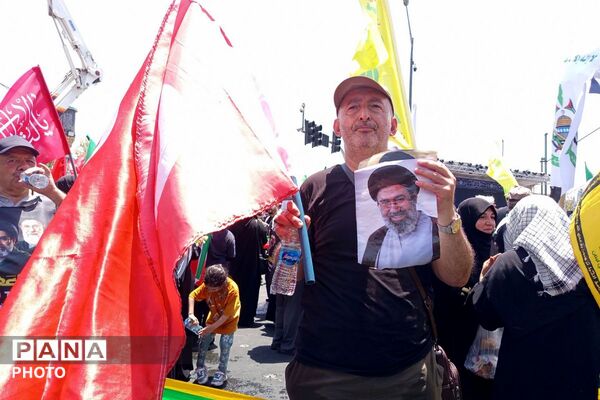  هم صدا با هم در تشییع رهبر شهید