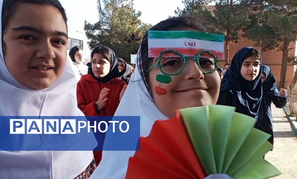 جشن انقلاب در دبستان لاله‌های انقلاب 
