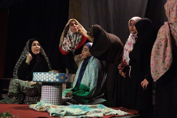«روایت زمان»؛ هنرنمایی تئاتری در ستایش شهدا روی صحنه فرهنگسرای رازی ورامین