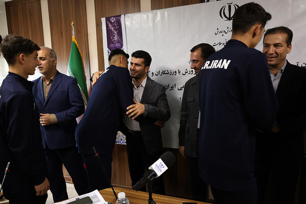 نشست صمیمی معاون تربیت بدنی و سلامت با ورزشکاران و کادر فنی تیم ملی والیبال دانش‌آموزی