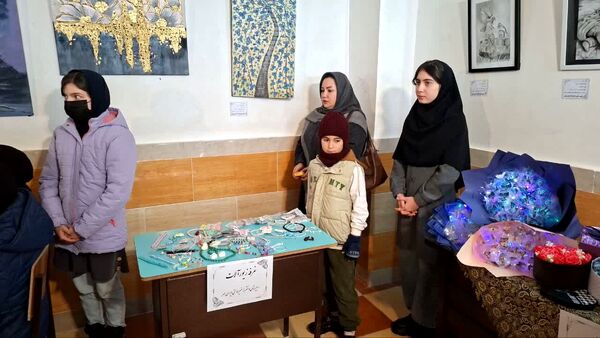 نمایشگاه دست سازه‌های دانش‌آموزی دبیرستان دخترانه ایران مهر اهر