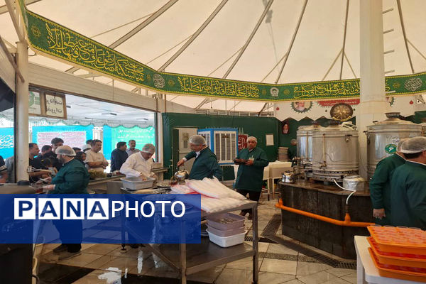 پذیرایی مردم بوشهر در چایخانه امام رضا(ع) 