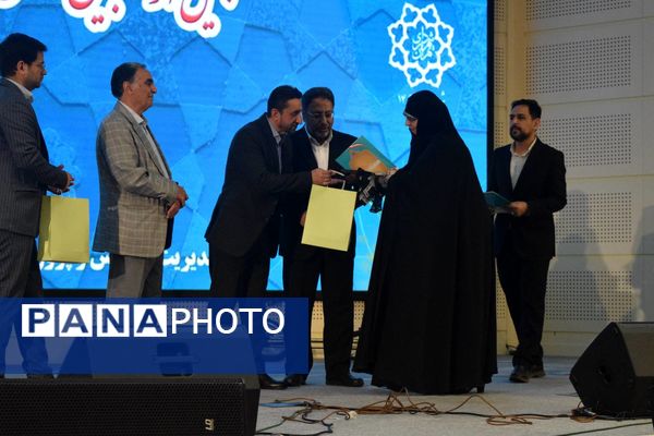 تجلیل از معلمان نمونه منطقه ۱۴ به مناسبت هفته گرامیداشت مقام معلم