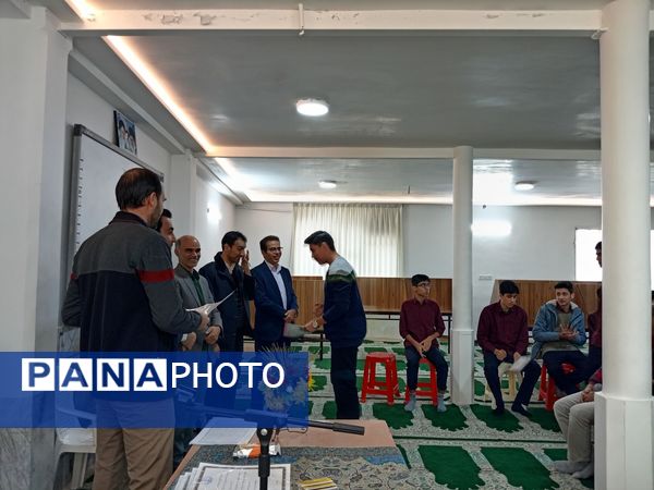 جلسه انجمن اولیا و مربیان تخصصی پایه های دهم دبیرستان نمونه آیت الله خامنه ای برگزار شد