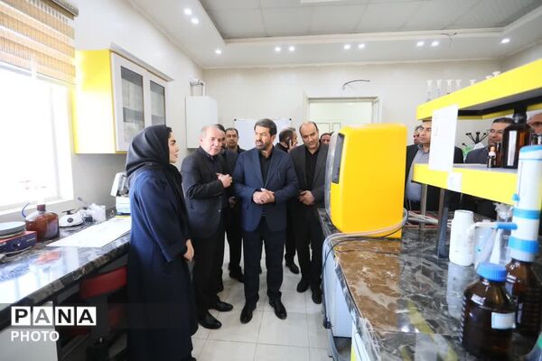 بازدید استاندار همدان از کارخانه خوراک دام و طیور نهاوند