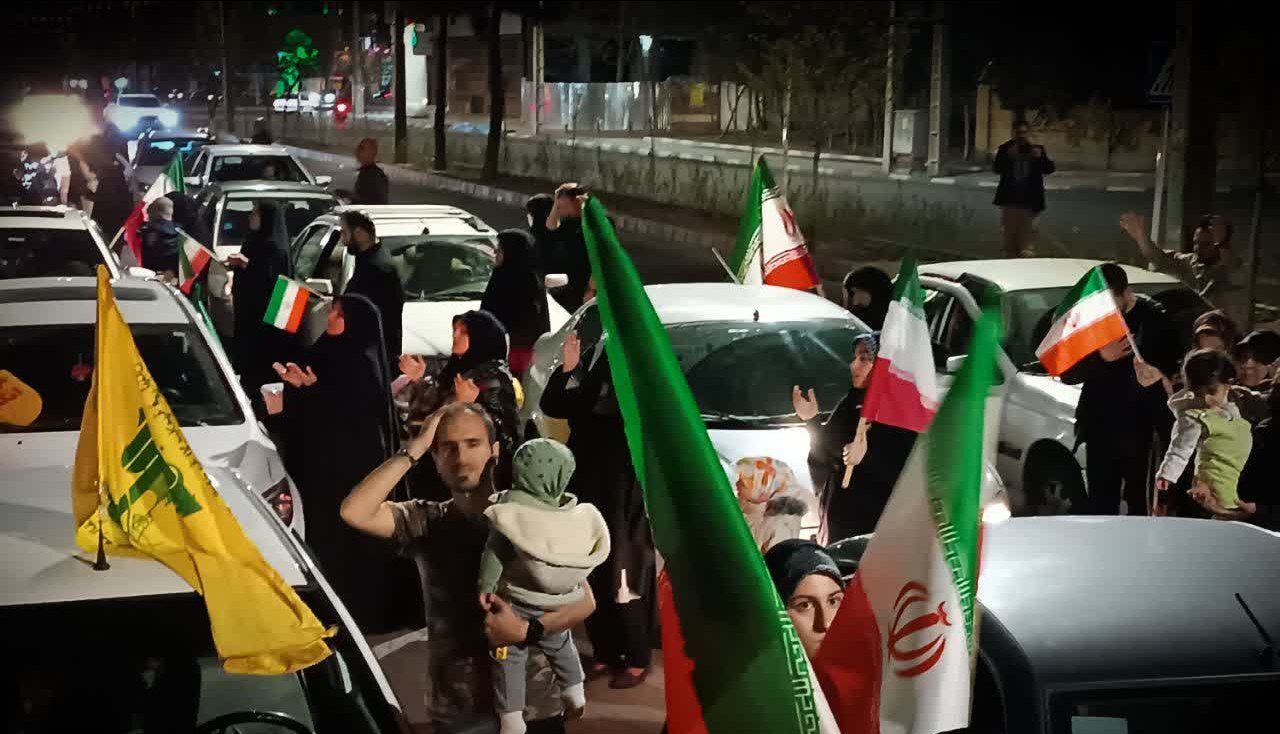 دعای مردم کرج برای پیروزی رزمندگان و تجدید بیعت با رهبر انقلاب 