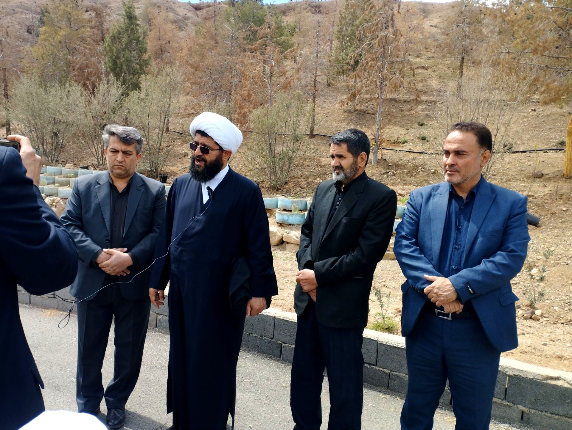 آیین کاشت نهال ودرختکاری به یاد رهبر شهید و دانش آموزان مدرسه شجره طیبه میناب در پاکدشت