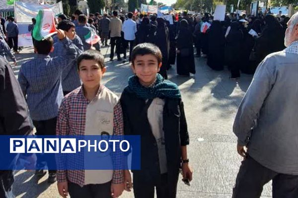 حضور پرشور دانش آموزان دبستان شاهد حیات در راهپیمایی سیزده آبان ۱۴۰۴