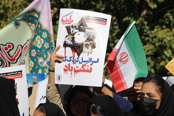 همگام با نسل انقلابی در راهپیمایی ۱۳ آبان شهرستان سروستان