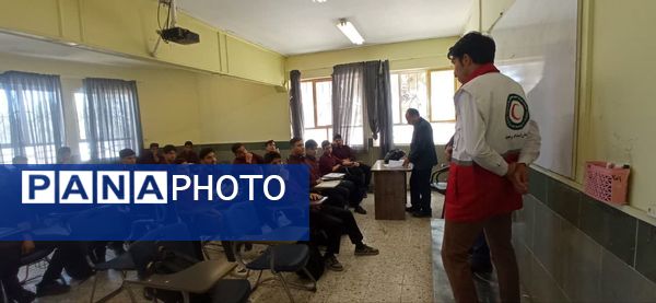 کلاس آموزشی هلال احمر در دبیرستان نمونه آیت الله خامنه ای