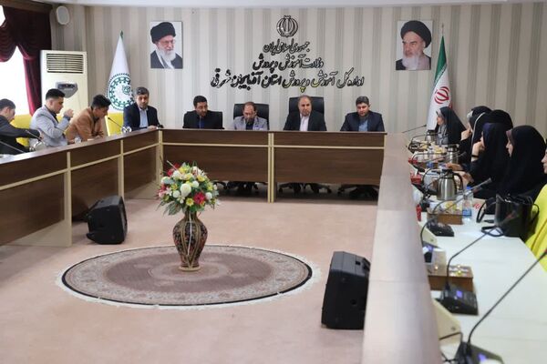 نشست مدیرکل آموزش و پرورش آذربایجان شرقی با نمایندگان مجلس دانش‌آموزی