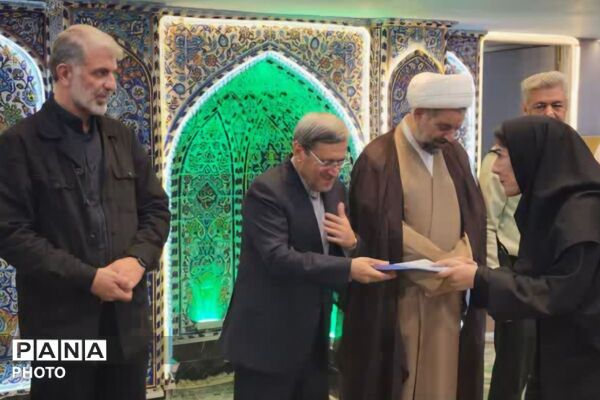برپایی میز خطاطی و کتابخانه سیار اداره ارشاد به یاد دانش‌آموزان مدرسه شجره طیبه در شهرستان رباط‌کریم
