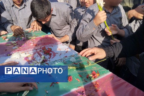 تجدید میثاق نسل نوجوان با آرمان‌های شهدا در مراسم تشییع شهید گمنام ورامین