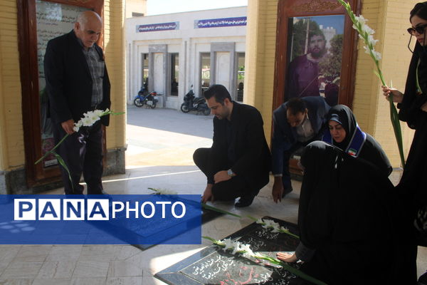 تجدید میثاق مدیر سازمان دانش آموزی استان بوشهر با شهدا