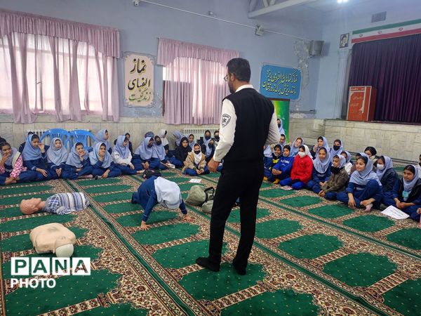 جلسه  آموزشی طرح ماهر سفیران سلامت در مدرسه بنت المهدی صدر ۲