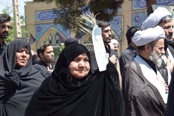 همه چیز برای یک استقبال گرم مهیاست ، با افتخار به پیشواز شهیدمان می آییم 