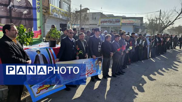 گلباران تمثال مبارک حضرت امام خمینی (ره) در سالروز ورود تاریخی و آغاز دهه فجر انقلاب اسلامی ایران 