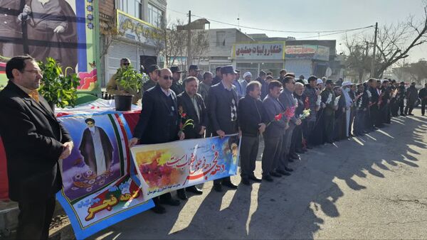 گلباران تمثال مبارک حضرت امام خمینی (ره) در سالروز ورود تاریخی و آغاز دهه فجر انقلاب اسلامی ایران 