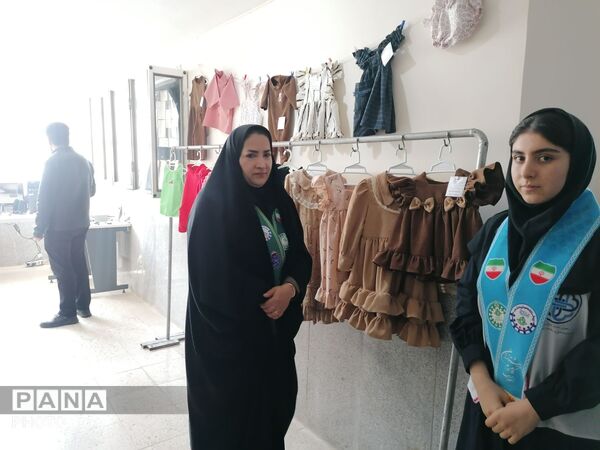 افتتاح نمایشگاه دست سازه‌های هنری در هفته مشاغل