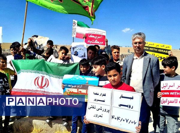 غبارروبی گلزار شهدای روستای نمرور توسط دانش‌آموزان