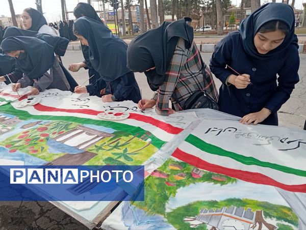 نقاشی چند متری در حاشیه راهپیمایی ۲۲ بهمن در خلیل آباد