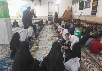 ضیافت افطاری دانش‌آموزان در روستای زمان‌صوفی