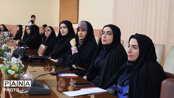 نشست کارشناسان فرهنگی مناطق ۱۹ گانه تهران در اردوگاه ابوذر