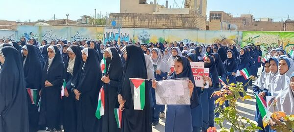 نواخته شدن زنگ نمادین  مشق همدلی در دبیرستان دخترانه بهارآزادی و پسرانه شاهد فاضل فلاورجان 