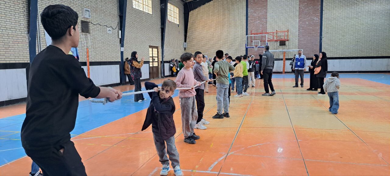 مسابقات طناب‌کشی و دارت در سالن زینبه شهرستان شیروان