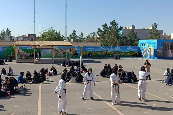 برگزاری صبحانه سالم به‌مناسبت هفته تربیت بدنی در دبیرستان الغدیر شهر قیامدشت ناحیه یک ری