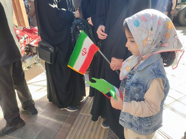 حضور پر شور دانش آموزان نیشابوری در راهپیمایی ١٣ آبان
