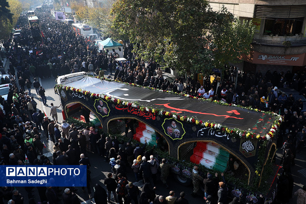 تشییع پیکرهای ۱۰۰ شهید گمنام از مقابل دانشگاه تهران