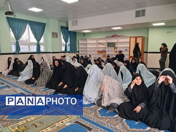 برگزاری نماز جماعت در دبیرستان شهدای فرهنگی