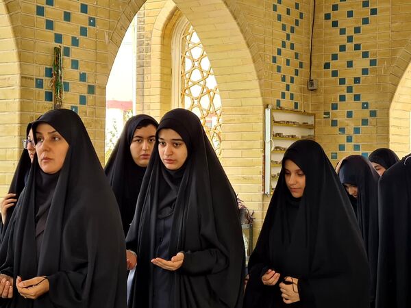 ادای احترام به شهدا توسط دانش‌آموزان دبیرستان فرهنگ ۱۳