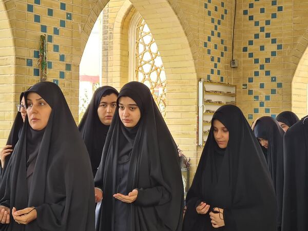 ادای احترام به شهدا توسط دانش‌آموزان دبیرستان فرهنگ ۱۳