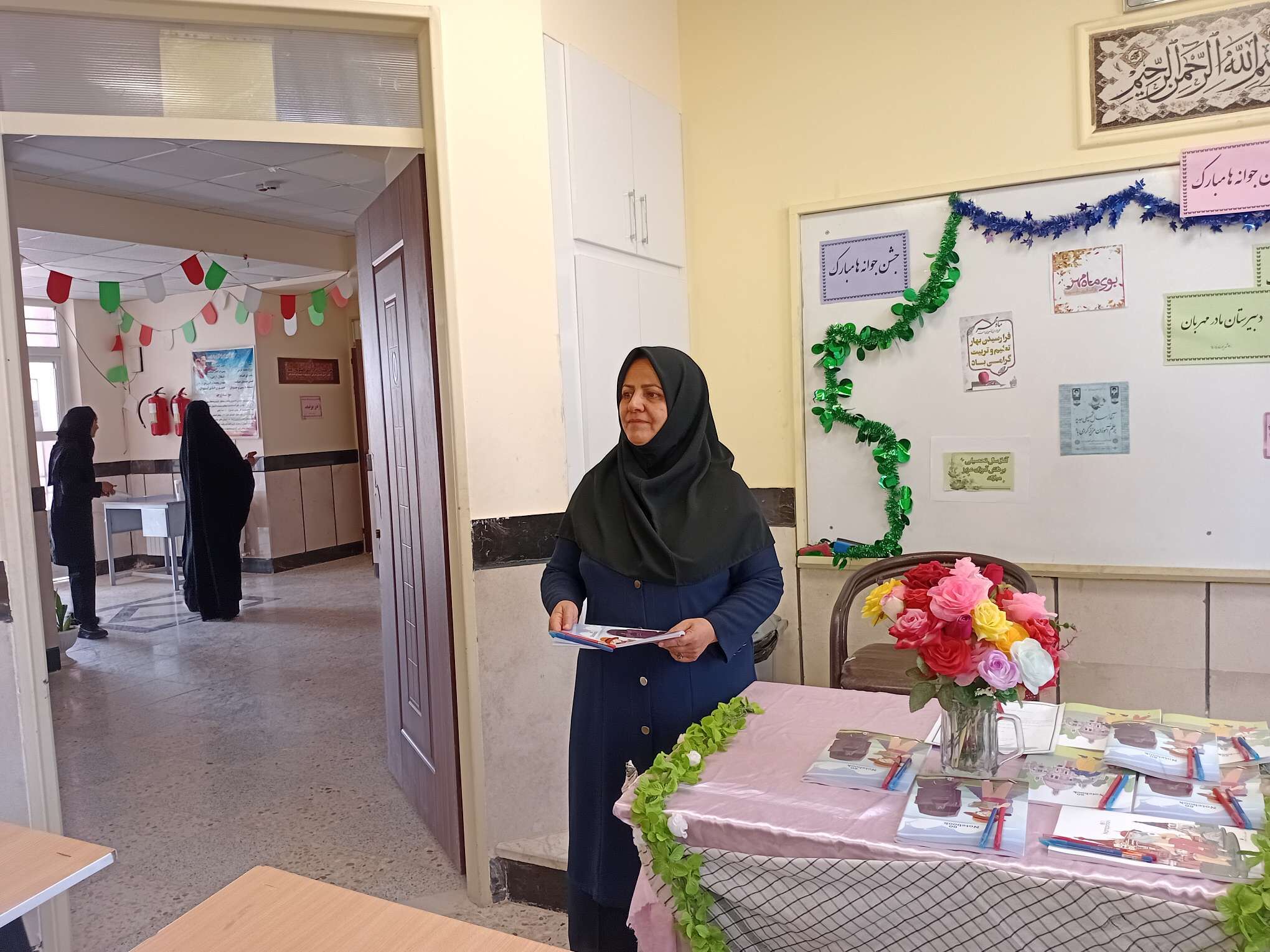اهدای جوایز به دانش آموزان جدید الورود دبیرستان مادرمهربان خلیل آباد
