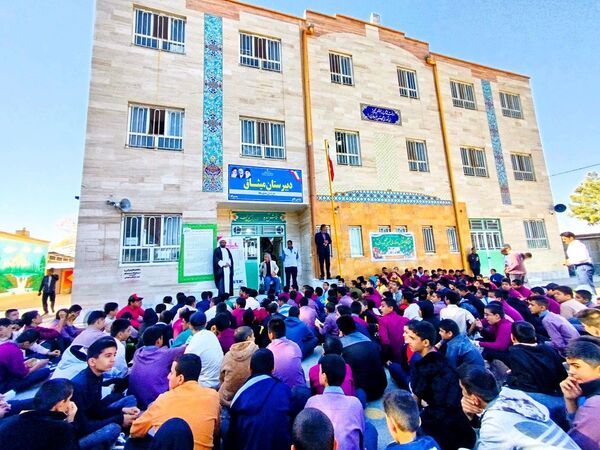 حضور اورژانس اجتماعی شهرستان کاشمر در دبیرستان میثاق