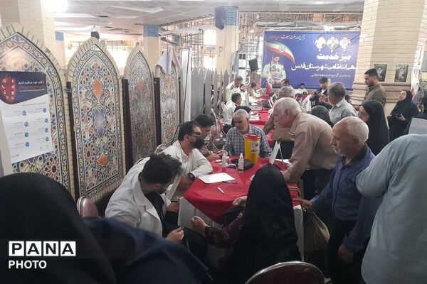برپایی میز خدمت پلیس در مصلی به مناسبت هفته نیروی انتظامی