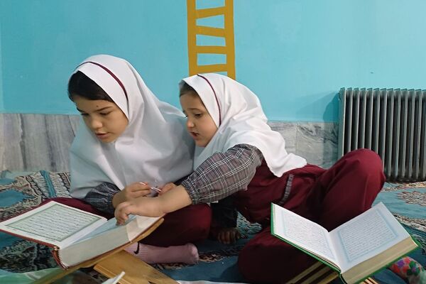 محفل انس با قرآن کریم در دبستان ستایش 