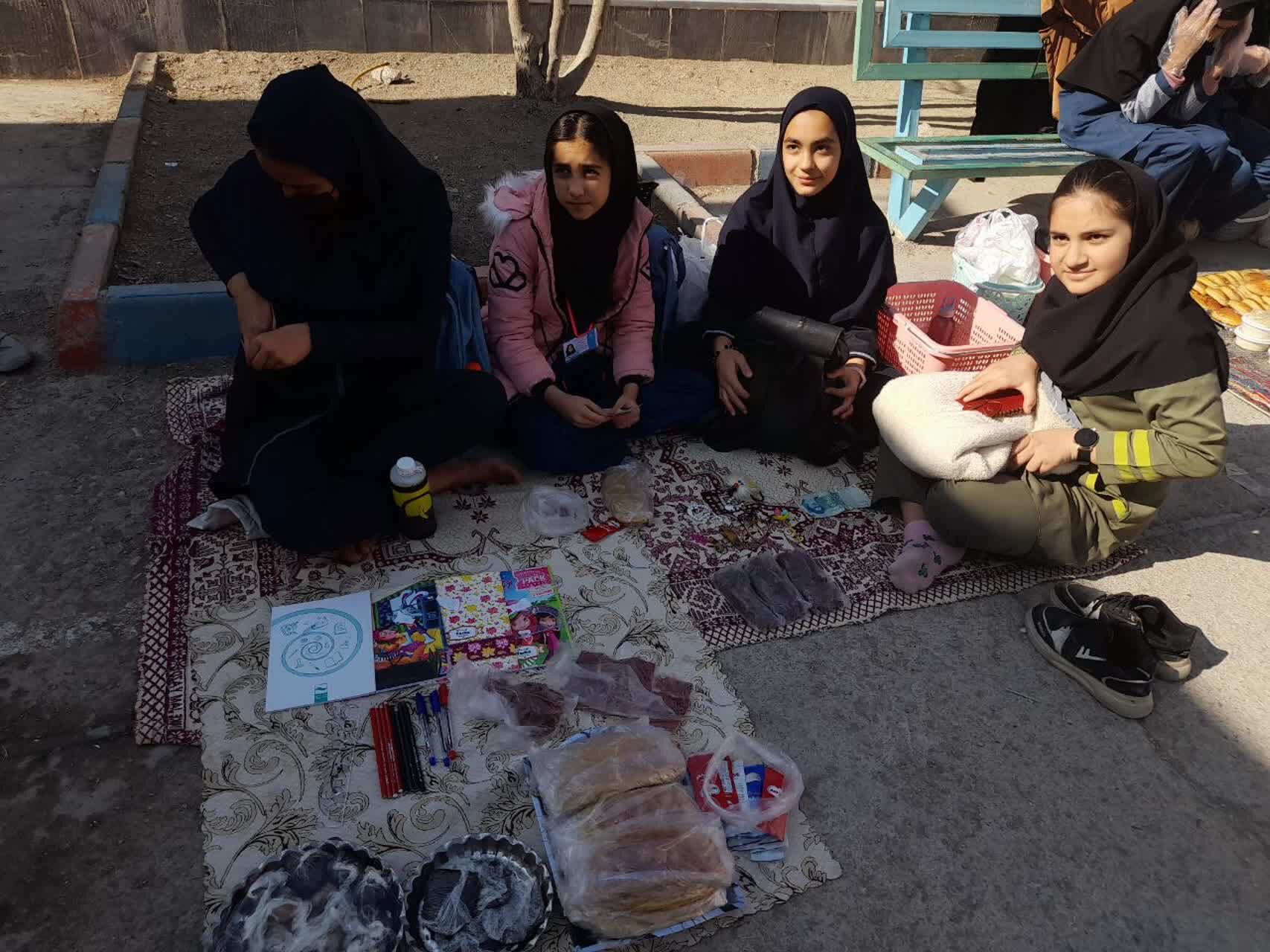 برپایی بازارچه مدرسه‌ای به‌مناسبت دهه فجر در آموزشگاه دخترانه شهید حسن زاده خانلق