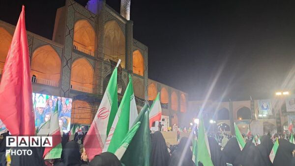 کاروان پیاده در میدان آزادی یزد