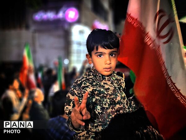 کودکان و جوانان انقلابی کاشمر در میدان خیابان