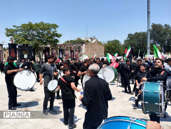 جاماندگان آذربایجان شرقی با چشمانی اشک‌بار به امید روز رجعت با رهبر شهید